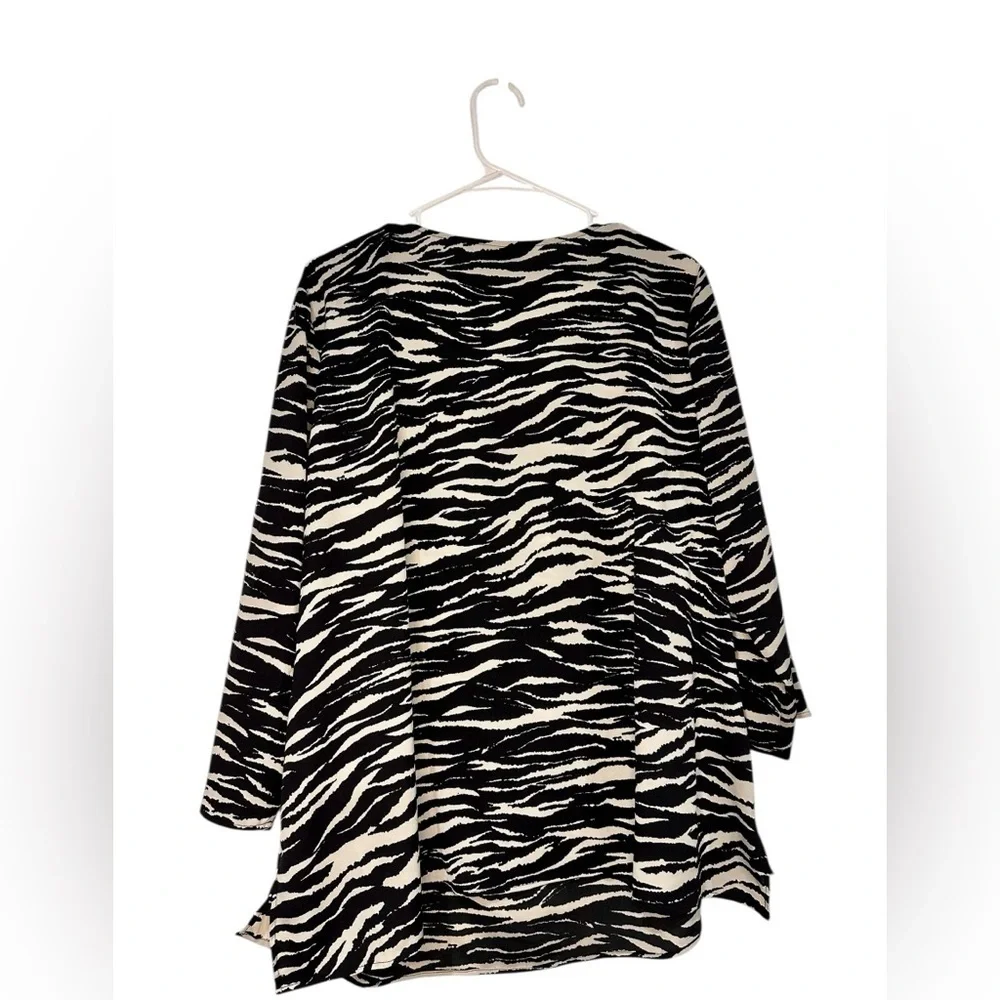 DKNYC Black and White Zebra Print Blouse LK